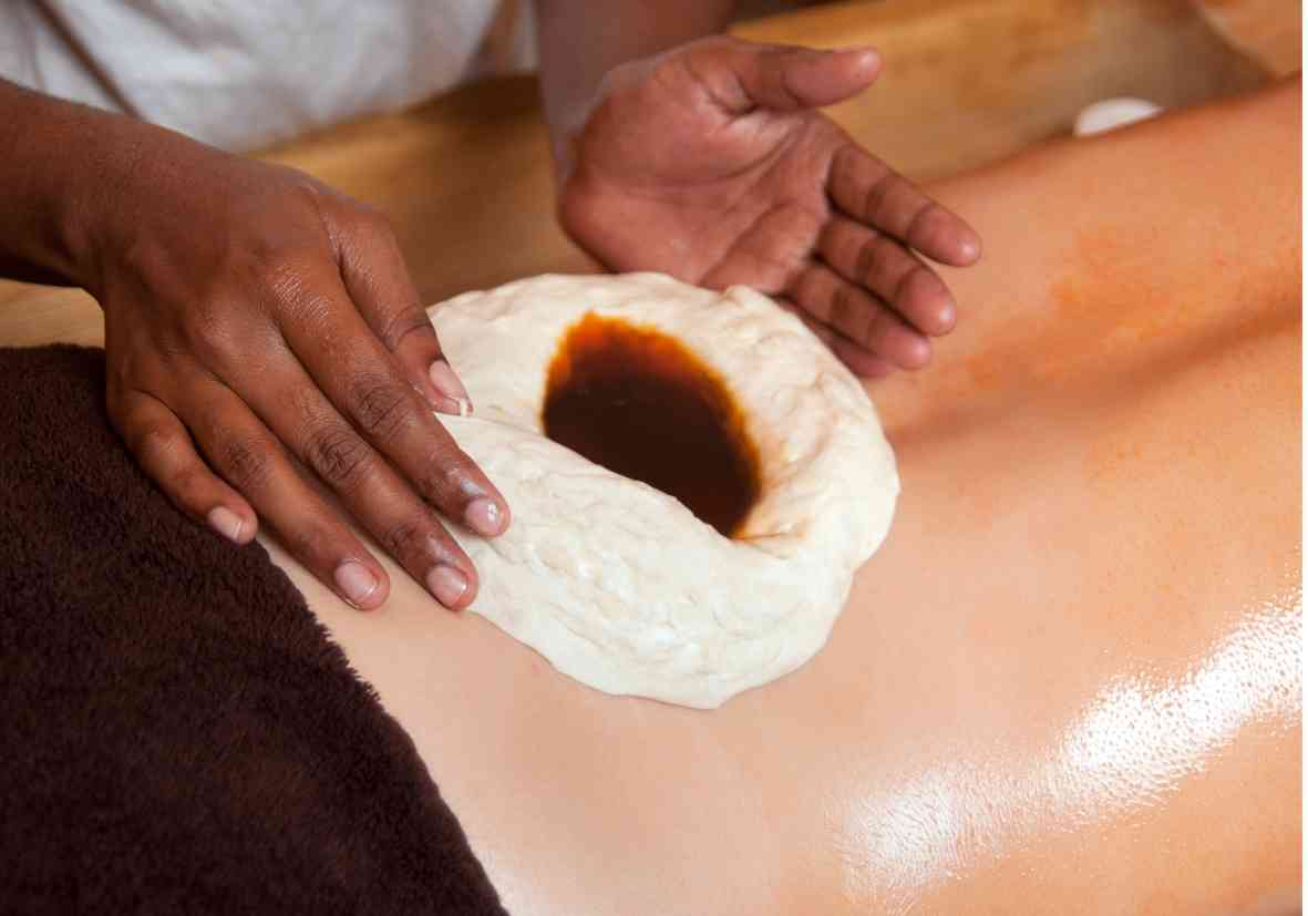 Massage dos à l'huile chaud